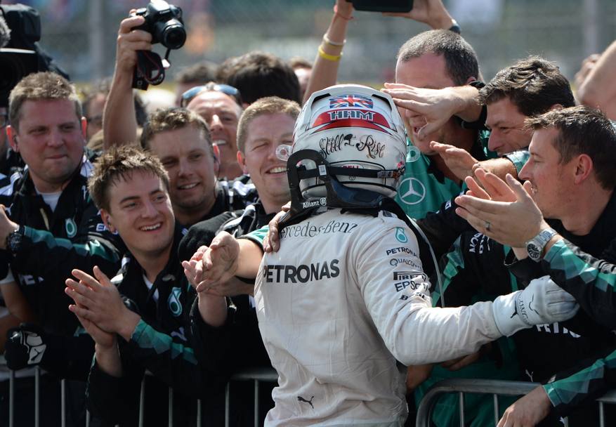 La gioia di Hamilton per l&#39;importante vittoria. Reuters 